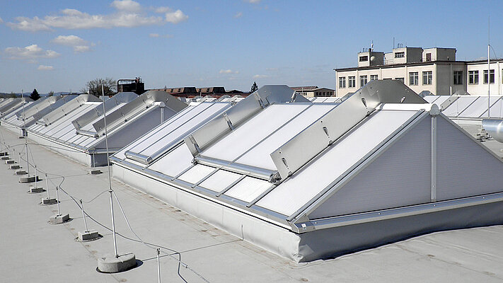 Světelný pás - tvar sedlové střechy
